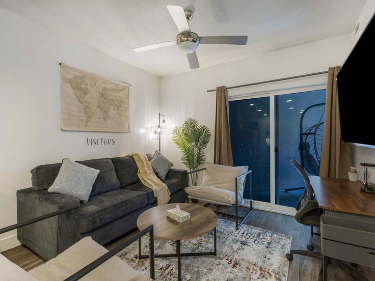 Elegante sala de estar con mobiliario moderno en un apartamento en Building South 400 West - quick-offer-llc - 1594738 en Salt Lake City, Salt Lake City Elegante sala de estar con mobiliario moderno en un apartamento en Building South 400 West - quick-offer-llc - 1594738 en Salt Lake City, Salt Lake City