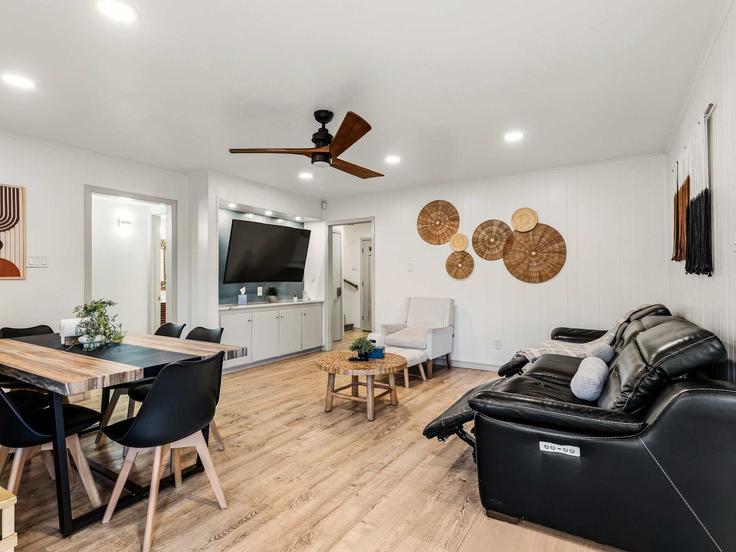 Elegant gestaltetes Wohnzimmer mit moderner Einrichtung in einer Wohnung im Building El Pensador Drive - quick-offer-llc - 1594741 in Dallas, Dallas Elegant gestaltetes Wohnzimmer mit moderner Einrichtung in einer Wohnung im Building El Pensador Drive - quick-offer-llc - 1594741 in Dallas, Dallas