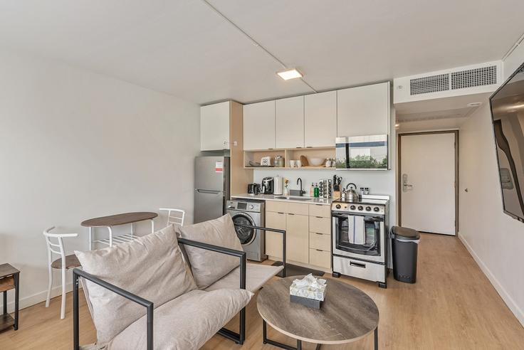 Elegante sala de estar con mobiliario moderno en un apartamento en Building South West Temple Street - quick-offer-llc - 1594743 en Salt Lake City, Salt Lake City Elegante sala de estar con mobiliario moderno en un apartamento en Building South West Temple Street - quick-offer-llc - 1594743 en Salt Lake City, Salt Lake City