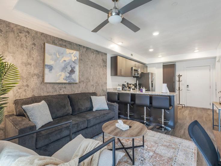 Elegante sala de estar con mobiliario moderno en un apartamento en Building South 400 West - quick-offer-llc - 1594742 en Salt Lake City, Salt Lake City Elegante sala de estar con mobiliario moderno en un apartamento en Building South 400 West - quick-offer-llc - 1594742 en Salt Lake City, Salt Lake City