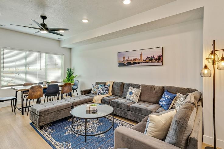 Building Paxton Avenue - quick-offer-llc - 1594744 adresindeki bir dairede modern mobilyalarla zarif bir şekilde tasarlanmış oturma odası Salt Lake City, Salt Lake City Building Paxton Avenue - quick-offer-llc - 1594744 adresindeki bir dairede modern mobilyalarla zarif bir şekilde tasarlanmış oturma odası Salt Lake City, Salt Lake City