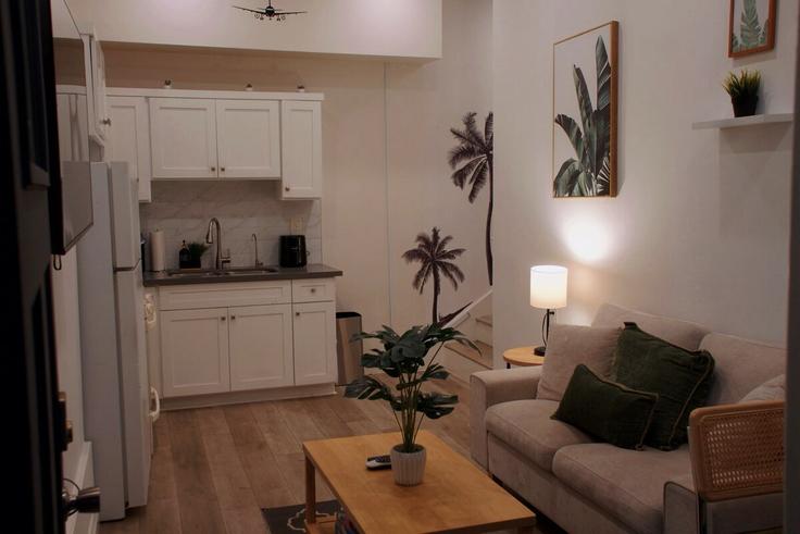 Elegante sala de estar con mobiliario moderno en un apartamento en Building Hickory Street - quickwhips - 1627810 en Dallas, Dallas