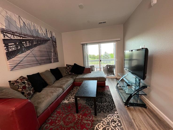 Aurora AuroraのBuilding South Dunkirk Street - r-a-property-solutions - 1061367のアパートメントにある、モダンな家具を備えたエレガントなデザインのリビングルーム Aurora AuroraのBuilding South Dunkirk Street - r-a-property-solutions - 1061367のアパートメントにある、モダンな家具を備えたエレガントなデザインのリビングルーム