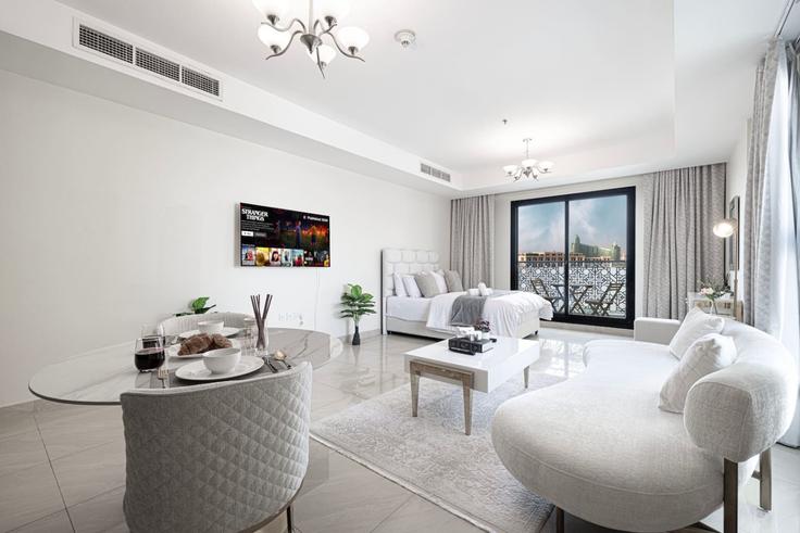 Sala de estar elegantemente projetada com móveis modernos em um apartamento no Building Tariaq Bedon Esm - radiant-homes - 1461597 em Al Jadaf, Dubai Sala de estar elegantemente projetada com móveis modernos em um apartamento no Building Tariaq Bedon Esm - radiant-homes - 1461597 em Al Jadaf, Dubai