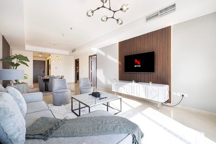 Sala de estar elegantemente projetada com móveis modernos em um apartamento no Building Tariaq Bedon Esm - radiant-homes - 1461600 em Al Jadaf, Dubai Sala de estar elegantemente projetada com móveis modernos em um apartamento no Building Tariaq Bedon Esm - radiant-homes - 1461600 em Al Jadaf, Dubai