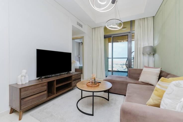 Sala de estar elegantemente projetada com móveis modernos em um apartamento no Building Tariaq Bedon Esm - radiant-homes - 1512959 em Business Bay, Dubai