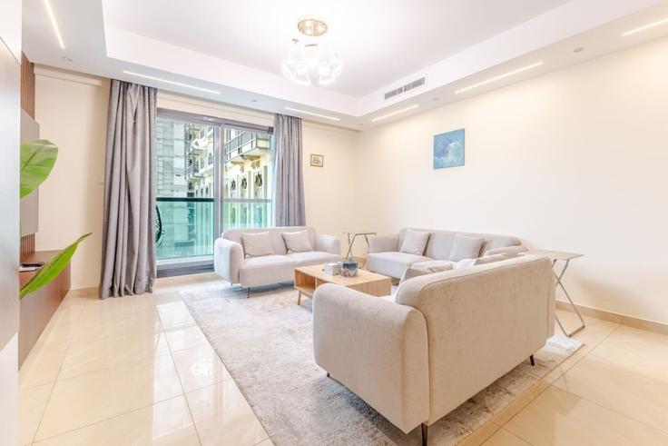 Dubai Al JadafのBuilding Al Khail Road - radiant-homes - 1592237のアパートメントにある、モダンな家具を備えたエレガントなデザインのリビングルーム Dubai Al JadafのBuilding Al Khail Road - radiant-homes - 1592237のアパートメントにある、モダンな家具を備えたエレガントなデザインのリビングルーム