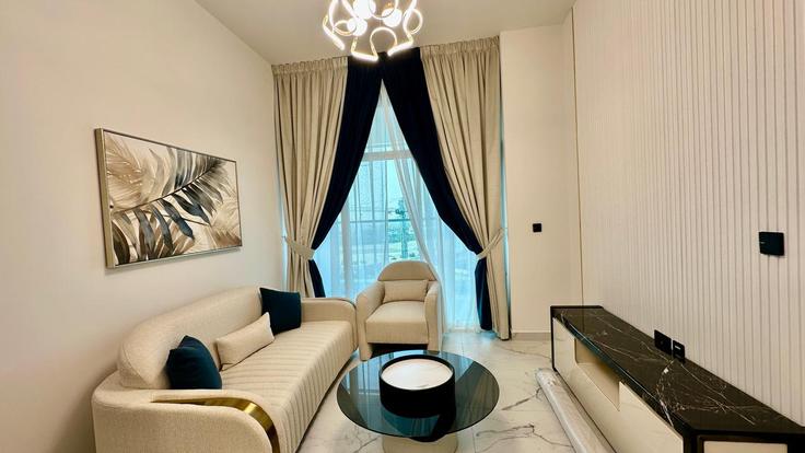Salle de séjour élégante avec mobilier moderne dans un appartement à Building Tariaq Bedon Esm - rantej-vacation-homes - 1345472 à Al Barsha, Dubai
