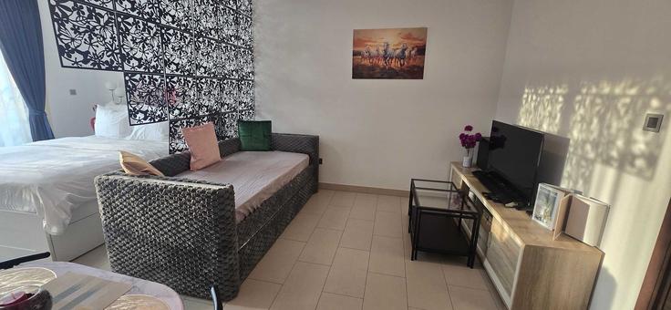 Elegant gestaltetes Wohnzimmer mit moderner Einrichtung in einer Wohnung im Building Tariaq Bedon Esm - rantej-vacation-homes - 1345474 in Nad Al Sheba, Dubai