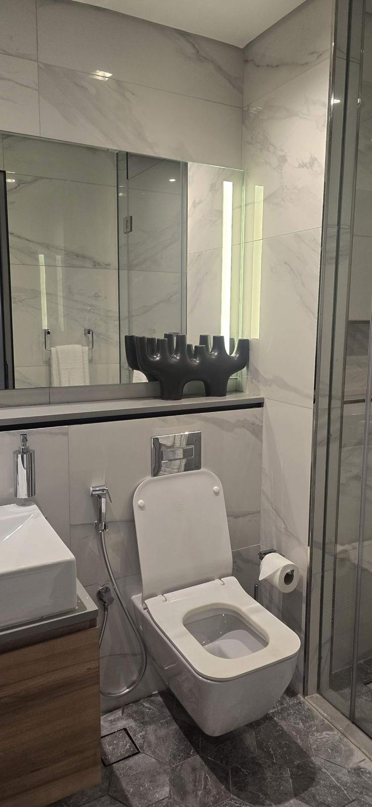 Business Bay, Dubai의 Building Matex Tower - rantej-vacation-homes - 1354830에 위치한 세련되고 감각적으로 디자인된 욕실