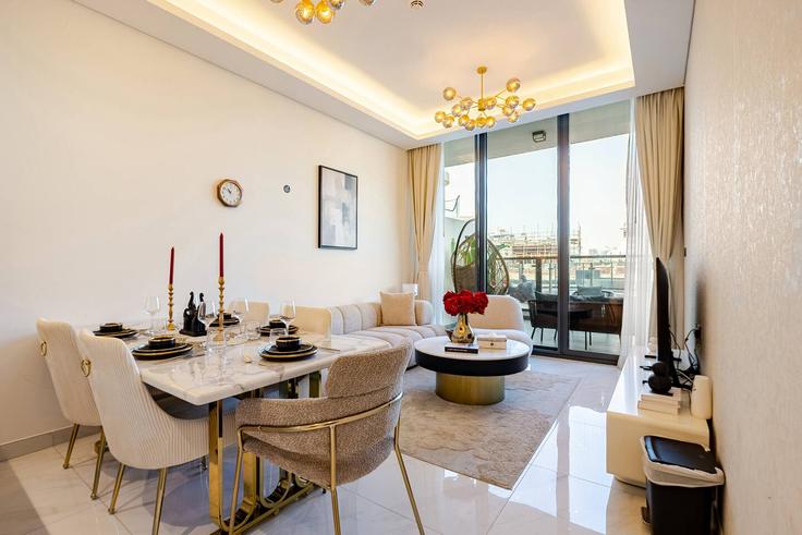 Elegante sala de estar con mobiliario moderno en un apartamento en Building Tariaq Bedon Esm - rantej-vacation-homes - 1345473 en Arjan-Dubailand, Dubai Elegante sala de estar con mobiliario moderno en un apartamento en Building Tariaq Bedon Esm - rantej-vacation-homes - 1345473 en Arjan-Dubailand, Dubai