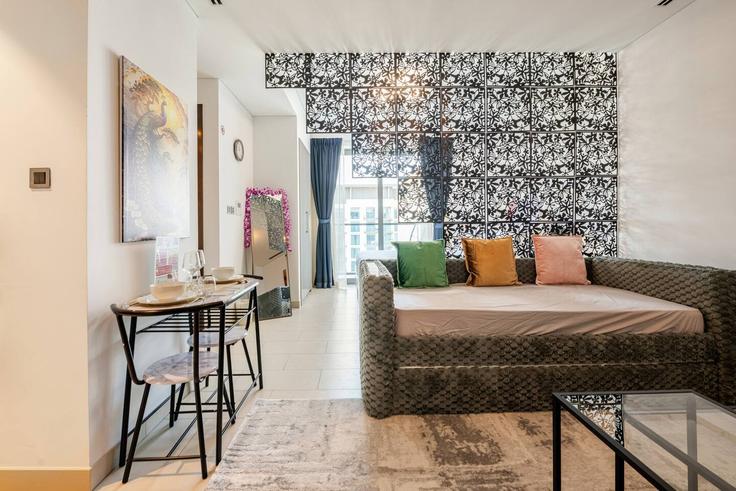 Sala de estar elegantemente projetada com móveis modernos em um apartamento no Building Tariaq Bedon Esm - rantej-vacation-homes - 1345474 em Nad Al Sheba, Dubai