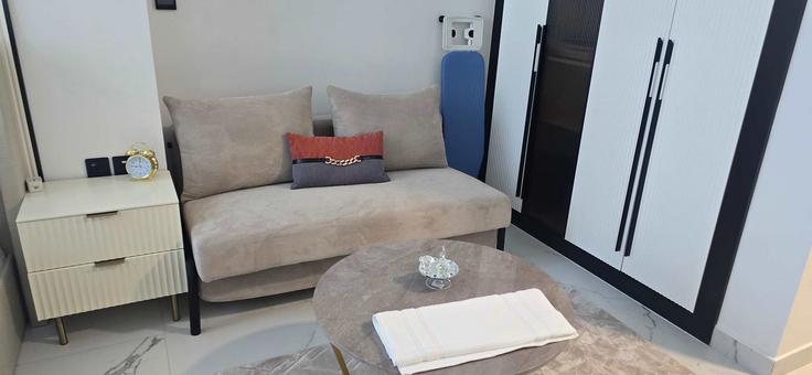 Sala de estar elegantemente projetada com móveis modernos em um apartamento no Building Tariaq Bedon Esm - rantej-vacation-homes - 1376999 em Al Barsha South Second, Dubai Sala de estar elegantemente projetada com móveis modernos em um apartamento no Building Tariaq Bedon Esm - rantej-vacation-homes - 1376999 em Al Barsha South Second, Dubai