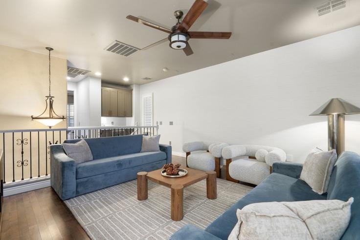 Chandler ChandlerのBuilding South Cottonwood Court - ratherbeproperties - 1328024のアパートメントにある、モダンな家具を備えたエレガントなデザインのリビングルーム
