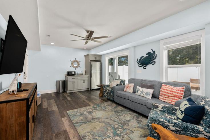 Elegante sala de estar con mobiliario moderno en un apartamento en Building Cruz Bay Lane - ratherbeproperties - 1353854 en Corolla, Corolla Elegante sala de estar con mobiliario moderno en un apartamento en Building Cruz Bay Lane - ratherbeproperties - 1353854 en Corolla, Corolla