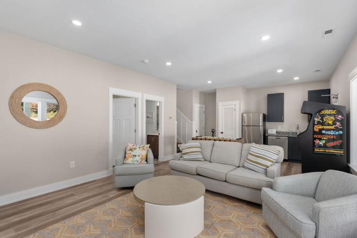 Corolla, Corolla에 위치한 Building Cruz Bay Lane - ratherbeproperties - 1355637 아파트의 세련된 인테리어가 돋보이는 거실 Corolla, Corolla에 위치한 Building Cruz Bay Lane - ratherbeproperties - 1355637 아파트의 세련된 인테리어가 돋보이는 거실