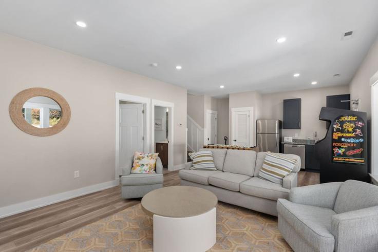 Elegante sala de estar con mobiliario moderno en un apartamento en Building Cruz Bay Lane - ratherbeproperties - 1355637 en Corolla, Corolla Elegante sala de estar con mobiliario moderno en un apartamento en Building Cruz Bay Lane - ratherbeproperties - 1355637 en Corolla, Corolla