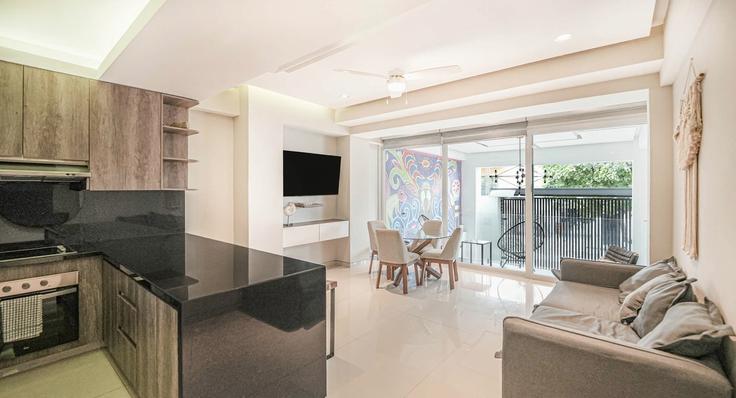 Building Calle Prolongación Brasil - ratito - 1366014 adresindeki bir dairede modern mobilyalarla zarif bir şekilde tasarlanmış oturma odası Puerto Vallarta, Puerto Vallarta