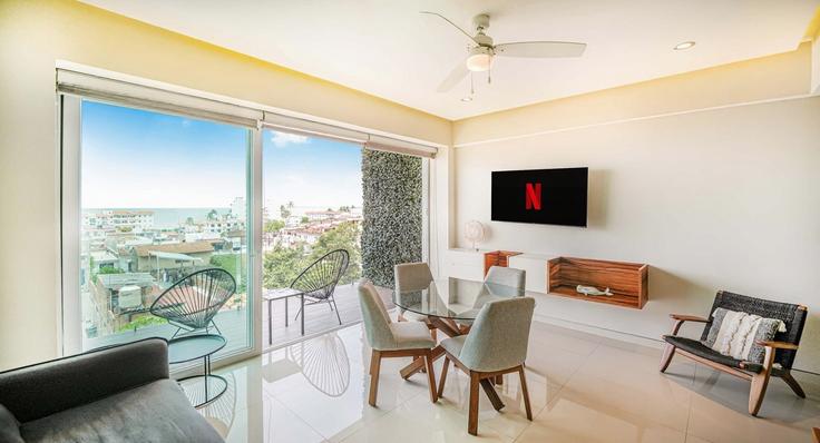 Building Calle Prolongación Brasil - ratito - 1366013 adresindeki bir dairede modern mobilyalarla zarif bir şekilde tasarlanmış oturma odası Puerto Vallarta, Puerto Vallarta