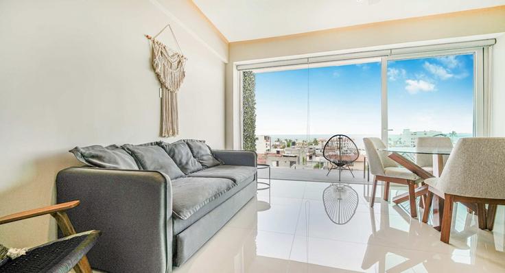 Sala de estar elegantemente projetada com móveis modernos em um apartamento no Building Calle Prolongación Brasil - ratito - 1366024 em Puerto Vallarta, Puerto Vallarta