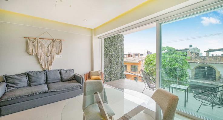 Elegant gestaltetes Wohnzimmer mit moderner Einrichtung in einer Wohnung im Building Calle Prolongación Brasil - ratito - 1366006 in Puerto Vallarta, Puerto Vallarta Elegant gestaltetes Wohnzimmer mit moderner Einrichtung in einer Wohnung im Building Calle Prolongación Brasil - ratito - 1366006 in Puerto Vallarta, Puerto Vallarta