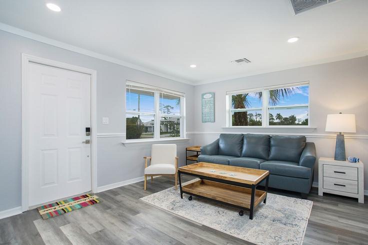 Sala de estar elegantemente projetada com móveis modernos em um apartamento no Building 108th Avenue North - ravello - 1534808 em Naples Park, Naples Park