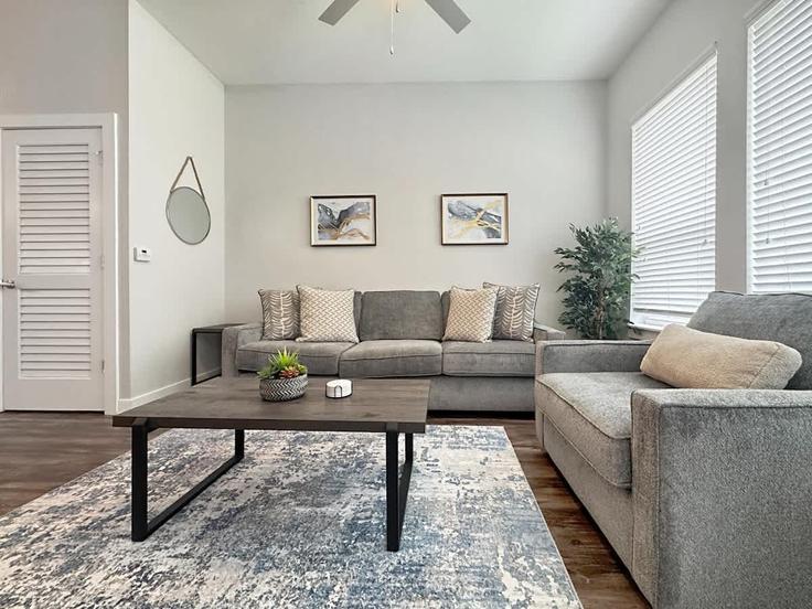 Tampa, Tampa에 위치한 Building South Morgan Street - ready-stays - 1504567 유닛의 세련된 인테리어가 돋보이는 거실 Tampa, Tampa에 위치한 Building South Morgan Street - ready-stays - 1504567 유닛의 세련된 인테리어가 돋보이는 거실