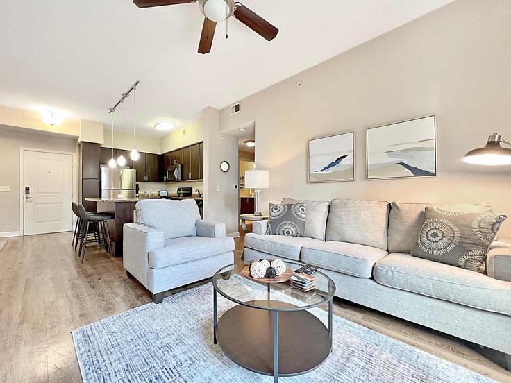 Tampa, Tampa에 위치한 Building West Spruce Street - ready-stays - 1504554 유닛의 세련된 인테리어가 돋보이는 거실