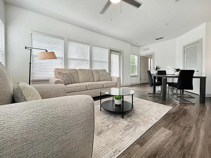 Tampa TampaのBuilding North Grady Avenue - ready-stays - 1504549のアパートメントにある、モダンな家具を備えたエレガントなデザインのリビングルーム Tampa TampaのBuilding North Grady Avenue - ready-stays - 1504549のアパートメントにある、モダンな家具を備えたエレガントなデザインのリビングルーム