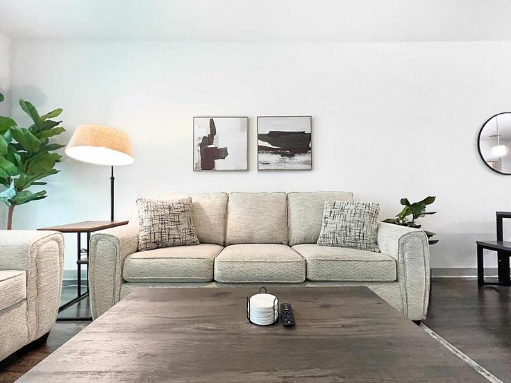 Sala de estar elegantemente projetada com móveis modernos em um apartamento no Building South Morgan Street - ready-stays - 1504565 em Tampa, Tampa Sala de estar elegantemente projetada com móveis modernos em um apartamento no Building South Morgan Street - ready-stays - 1504565 em Tampa, Tampa
