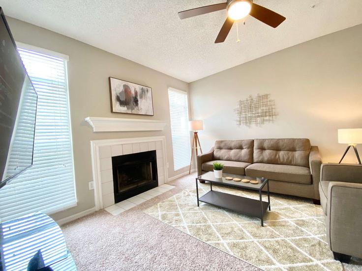 Tampa TampaのBuilding Skysail Place - ready-stays - 1520532のアパートメントにある、モダンな家具を備えたエレガントなデザインのリビングルーム