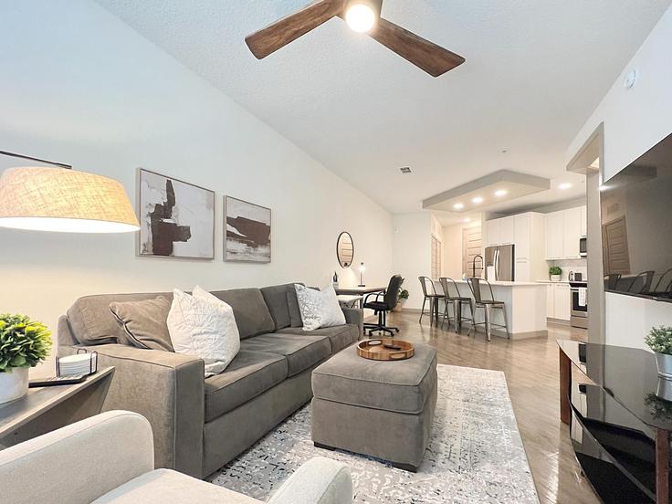 Elegantly designed living room with modern furnishings in an apartment at Building Courtney Campbell Trail - ready-stays - 1521538 in Tampa, Tampa Elegantly designed living room with modern furnishings in an apartment at Building Courtney Campbell Trail - ready-stays - 1521538 in Tampa, Tampa