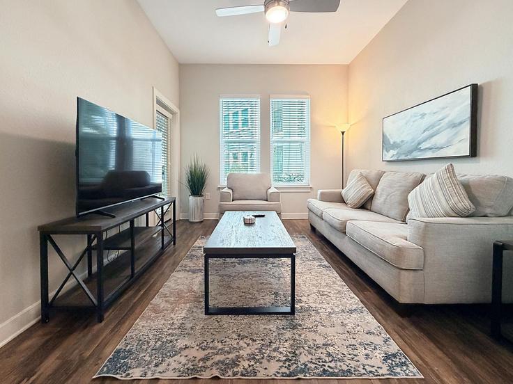 Sala de estar elegantemente projetada com móveis modernos em um apartamento no Building North Grady Avenue - ready-stays - 1504566 em Tampa, Tampa Sala de estar elegantemente projetada com móveis modernos em um apartamento no Building North Grady Avenue - ready-stays - 1504566 em Tampa, Tampa