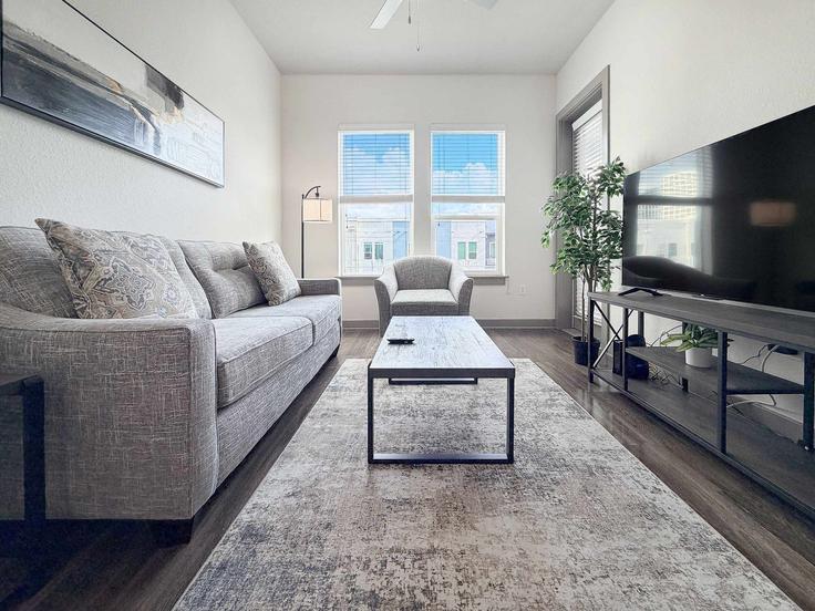 Building South Morgan Street - ready-stays - 1580577 adresindeki bir dairede modern mobilyalarla zarif bir şekilde tasarlanmış oturma odası Tampa, Tampa Building South Morgan Street - ready-stays - 1580577 adresindeki bir dairede modern mobilyalarla zarif bir şekilde tasarlanmış oturma odası Tampa, Tampa
