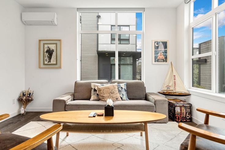 Elegante sala de estar con mobiliario moderno en un apartamento en Building Valley Street - recreation-stays - 1299299 - SEA en Seattle, Seattle