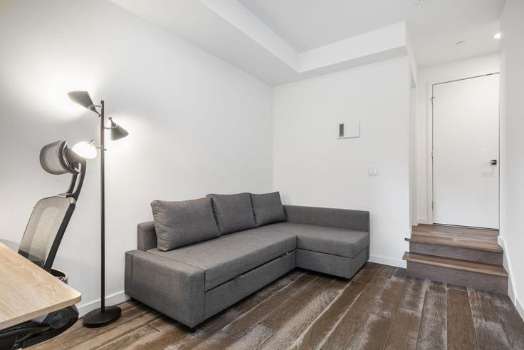 Elegante sala de estar con mobiliario moderno en un apartamento en Building Valley Street - recreation-stays - 1299299 - SEA en Seattle, Seattle