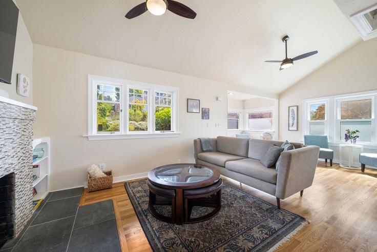 Seattle SeattleのBuilding 45th Avenue Southwest - recreation-stays - 1299301 - SEAのアパートメントにある、モダンな家具を備えたエレガントなデザインのリビングルーム