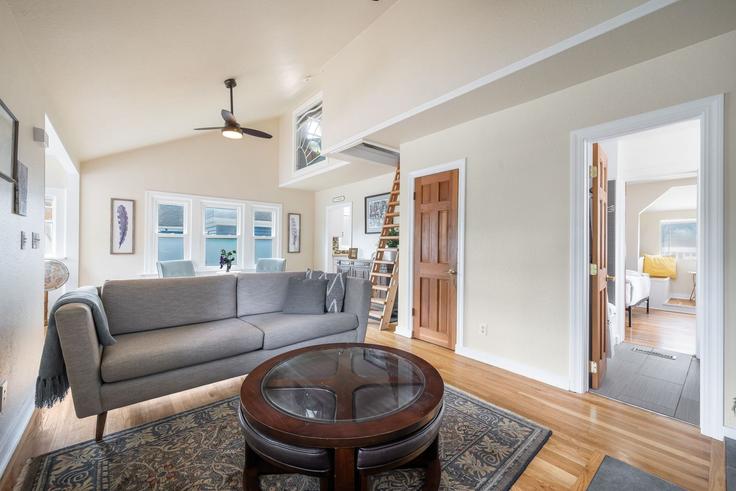 Seattle, Seattle에 위치한 Building 45th Avenue Southwest - recreation-stays - 1299301 - SEA 아파트의 세련된 인테리어가 돋보이는 거실