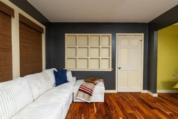 Elegante sala de estar con mobiliario moderno en un apartamento en Building Myrtice Drive - red-one-management-hospitable - 1575065 en Dallas, Dallas Elegante sala de estar con mobiliario moderno en un apartamento en Building Myrtice Drive - red-one-management-hospitable - 1575065 en Dallas, Dallas