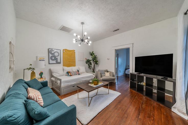 Sala de estar elegantemente projetada com móveis modernos em um apartamento no Building Sunset Avenue - red-one-management-hospitable - 1575037 em Dallas, Dallas Sala de estar elegantemente projetada com móveis modernos em um apartamento no Building Sunset Avenue - red-one-management-hospitable - 1575037 em Dallas, Dallas