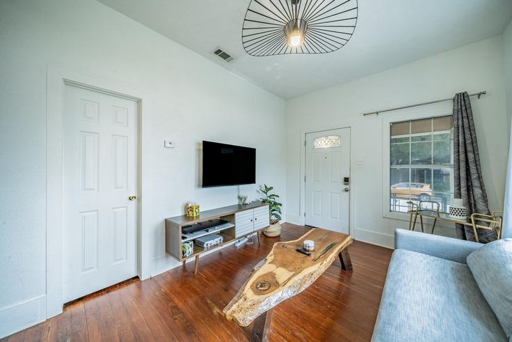 Elegante sala de estar con mobiliario moderno en un apartamento en Building West 9th Street - red-one-management-hospitable - 1575034 en Dallas, Dallas Elegante sala de estar con mobiliario moderno en un apartamento en Building West 9th Street - red-one-management-hospitable - 1575034 en Dallas, Dallas