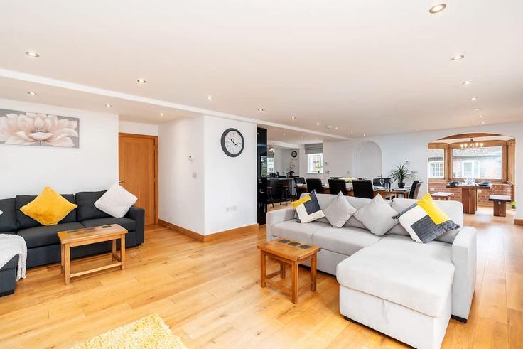 Building Barston Lane - reda-properties-ltd - 1263266 adresindeki bir dairede modern mobilyalarla zarif bir şekilde tasarlanmış oturma odası Metropolitan Borough of Solihull, Solihull