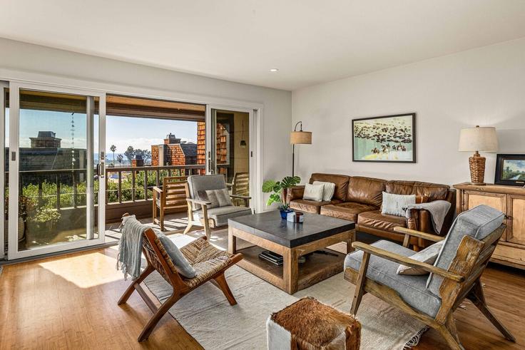 San Diego San DiegoのBuilding Caminito De Las Olas - redawning - 1255602 - SANのアパートメントにある、モダンな家具を備えたエレガントなデザインのリビングルーム San Diego San DiegoのBuilding Caminito De Las Olas - redawning - 1255602 - SANのアパートメントにある、モダンな家具を備えたエレガントなデザインのリビングルーム