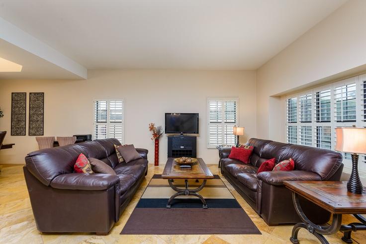 Sala de estar elegantemente projetada com móveis modernos em um apartamento no Building North 58th Place - redawning - 1255459 - USA em Phoenix, Phoenix Sala de estar elegantemente projetada com móveis modernos em um apartamento no Building North 58th Place - redawning - 1255459 - USA em Phoenix, Phoenix