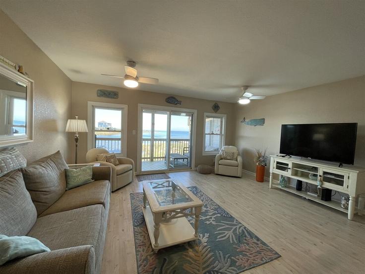 Sala de estar elegantemente projetada com móveis modernos em um apartamento no Building North Carolina Highway 12 - redawning - 1298150 em Hatteras, Hatteras