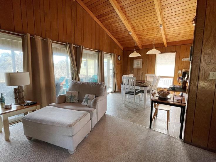 Elegante sala de estar con mobiliario moderno en un apartamento en Building Gray Eagle Road - redawning - 1255927 - USA en Hatteras, Hatteras Elegante sala de estar con mobiliario moderno en un apartamento en Building Gray Eagle Road - redawning - 1255927 - USA en Hatteras, Hatteras