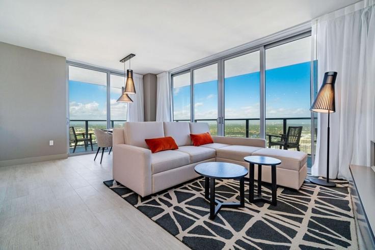 Salle de séjour élégante avec mobilier moderne dans un appartement à Building Jimmy Buffett Memorial Highway - redawning - 1255752 - MIA à Hollywood, Hollywood