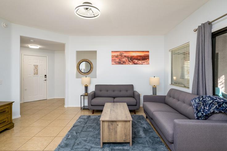 Elegant gestaltetes Wohnzimmer mit moderner Einrichtung in einer Wohnung im Building East Raintree Drive - redawning - 1255460 - USA in Scottsdale, Scottsdale Elegant gestaltetes Wohnzimmer mit moderner Einrichtung in einer Wohnung im Building East Raintree Drive - redawning - 1255460 - USA in Scottsdale, Scottsdale
