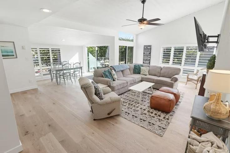 Building South Sierra Avenue - redawning - 1255601 - SAN adresindeki bir dairede modern mobilyalarla zarif bir şekilde tasarlanmış oturma odası Solana Beach, Solana Beach Building South Sierra Avenue - redawning - 1255601 - SAN adresindeki bir dairede modern mobilyalarla zarif bir şekilde tasarlanmış oturma odası Solana Beach, Solana Beach