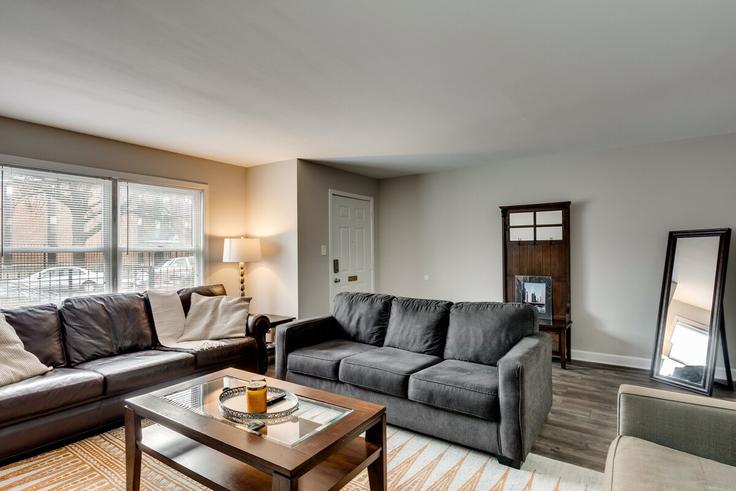 Building South Hoyne Avenue - redawning - 1255624 - CHI adresindeki bir dairede modern mobilyalarla zarif bir şekilde tasarlanmış oturma odası Chicago, Chicago